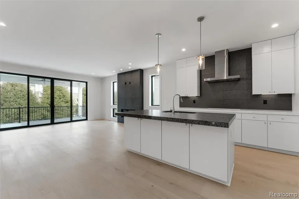 3 Bed 3 Bath Contemporary High-Rise Condo in Troy, MI - 3