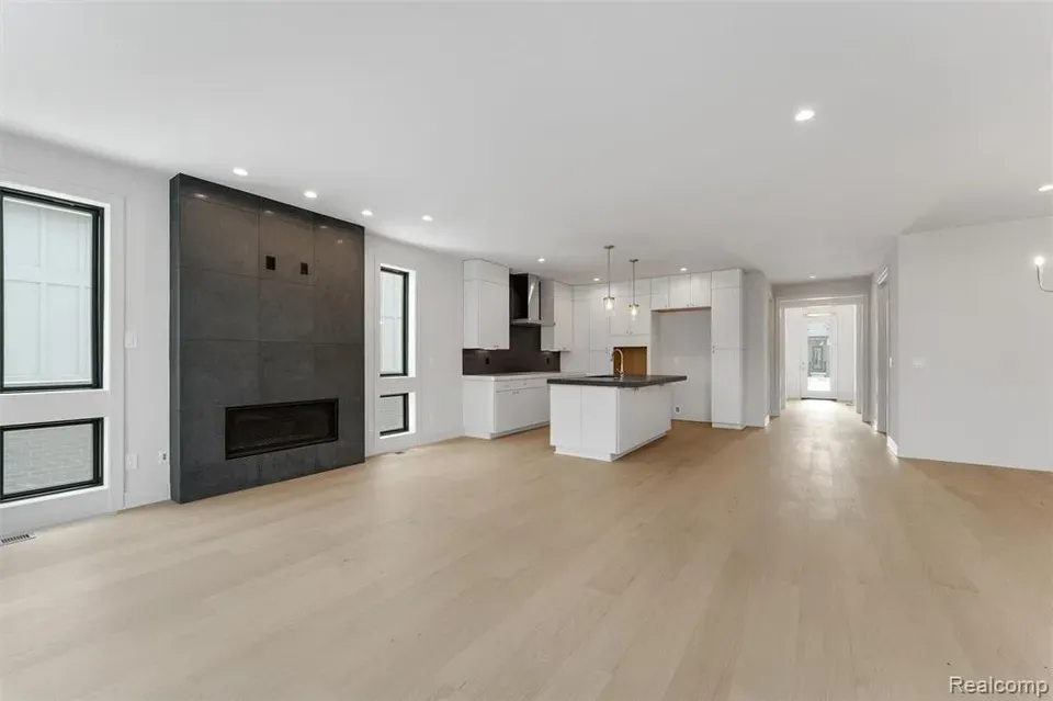 3 Bed 3 Bath Contemporary High-Rise Condo in Troy, MI - 5