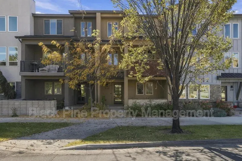 3 Bed 3 Bath Contemporary Multi-Level Townhome in Boise, ID
