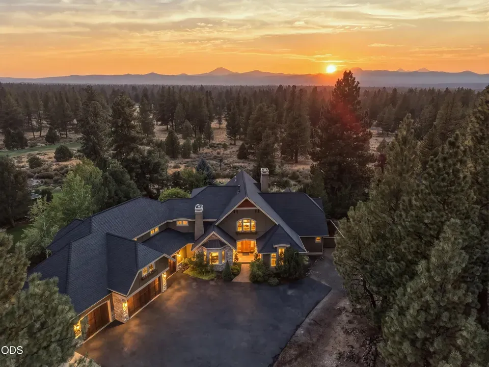 3 Bed 3 Bath Established Contemporary Home in Bend, OR