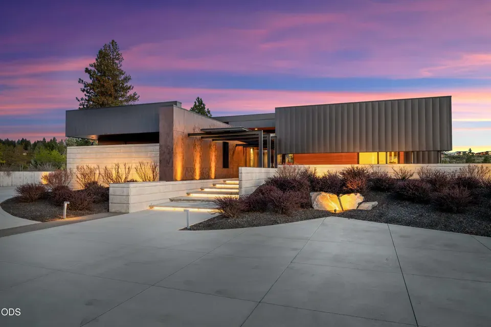 3 Bed 3 Bath Established Contemporary Home in Bend, OR