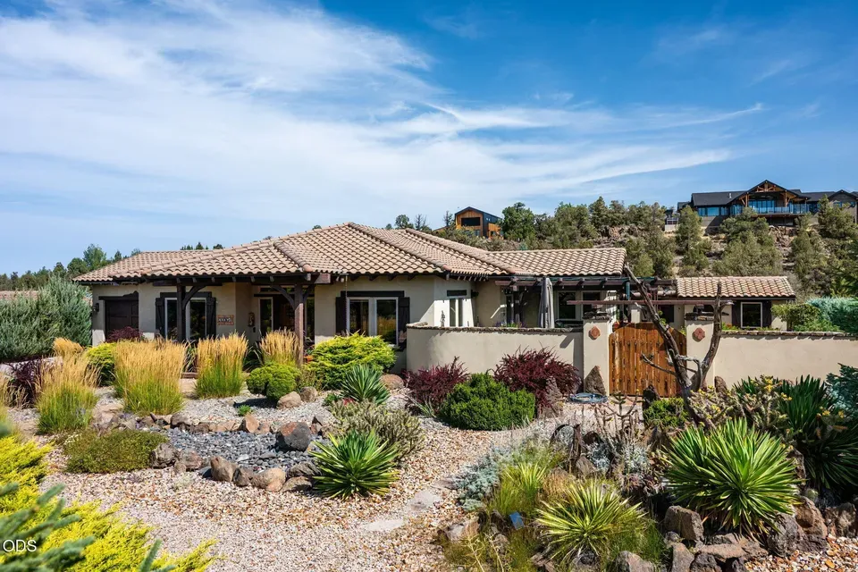 3 Bed 3 Bath Established Contemporary Home in Bend, OR
