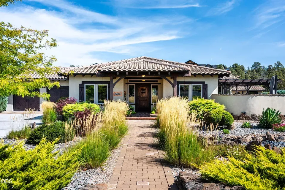 3 Bed 3 Bath Established Contemporary Home in Bend, OR - 2