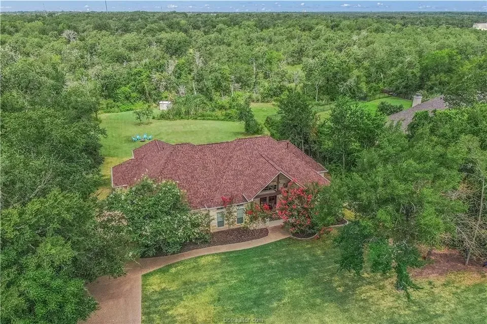3 Bed 3 Bath Established Contemporary Home in College Station, TX