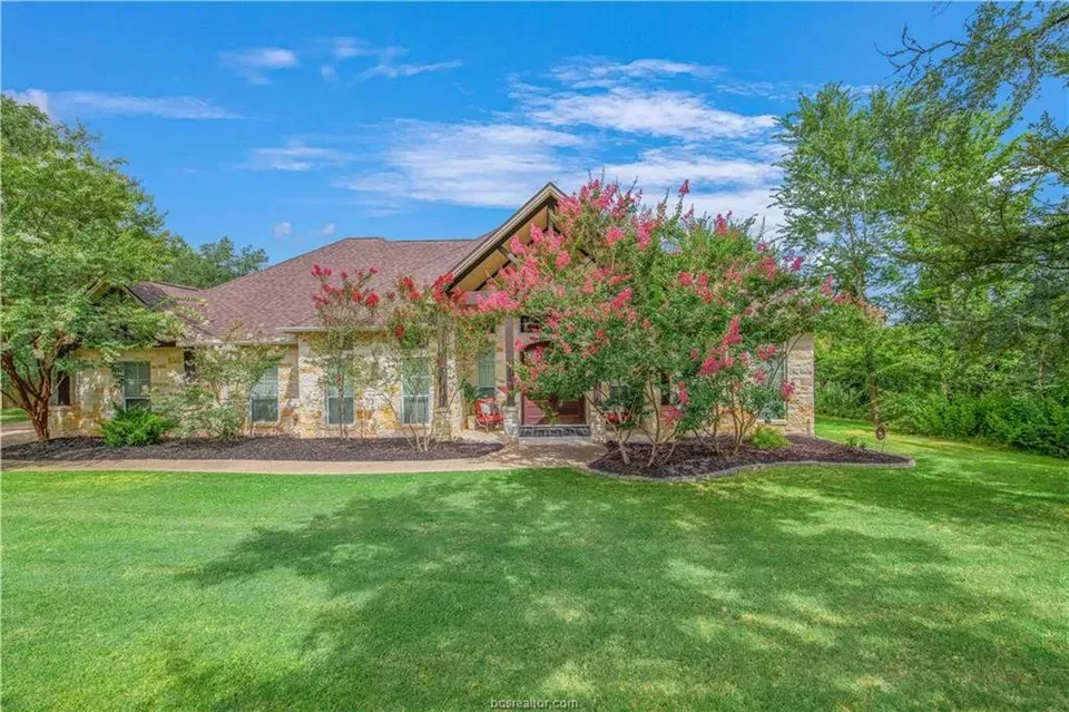 3 Bed 3 Bath Established Contemporary Home in College Station, TX - 2