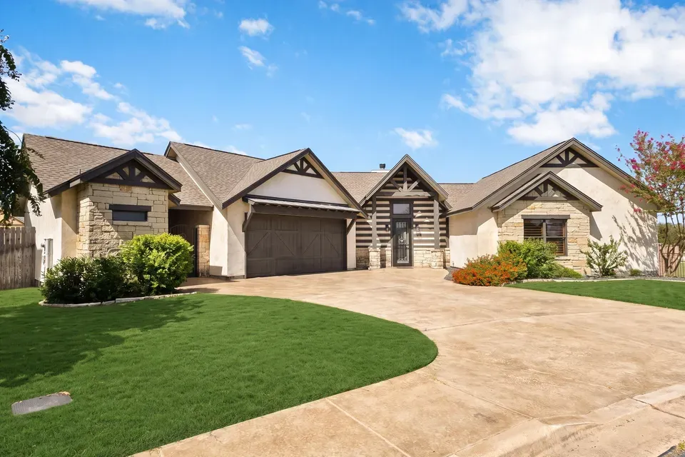3 Bed 3 Bath Established Contemporary Home in New Braunfels, TX
