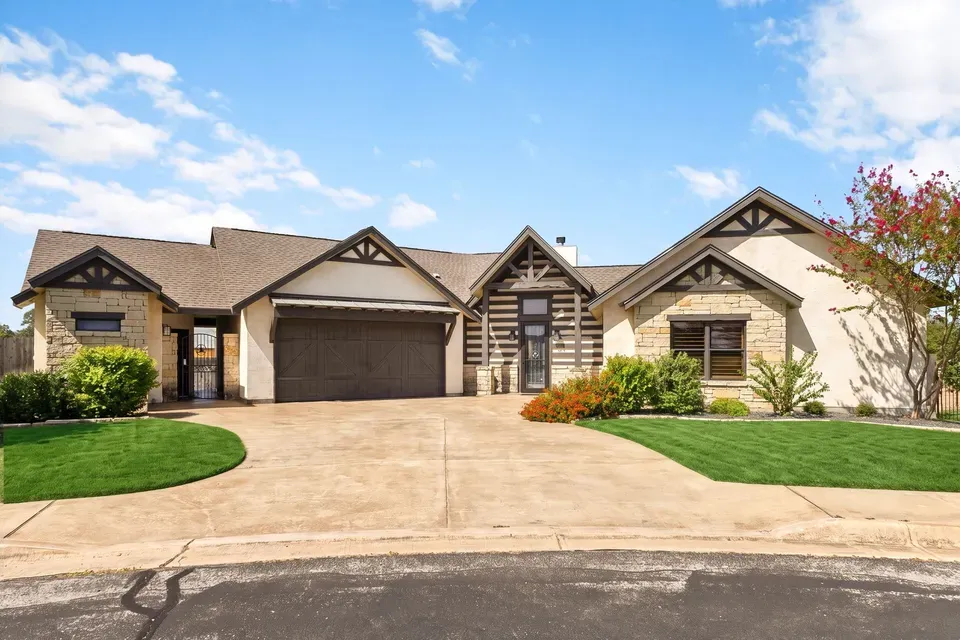 3 Bed 3 Bath Established Contemporary Home in New Braunfels, TX - 2