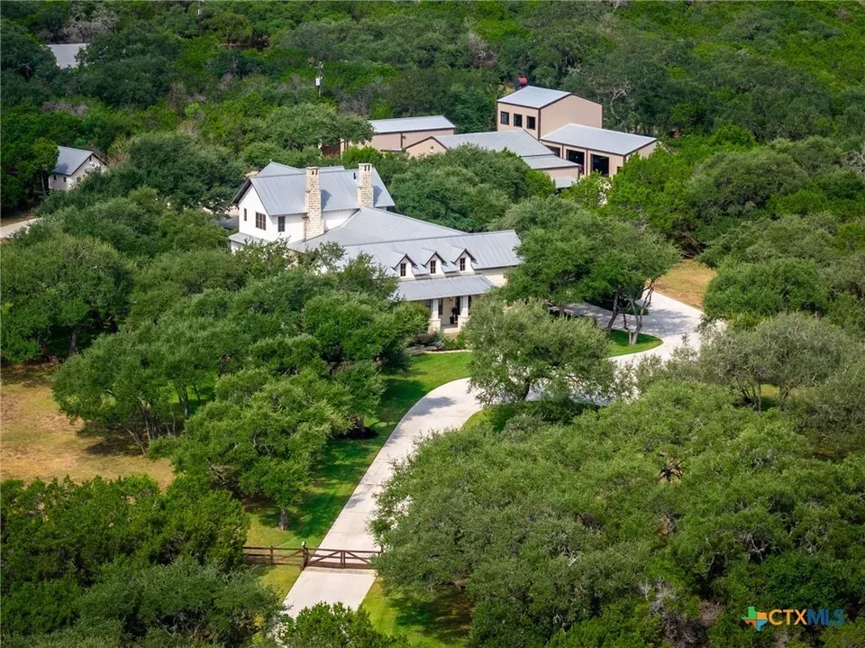 3 Bed 3 Bath Established Contemporary Home in New Braunfels, TX
