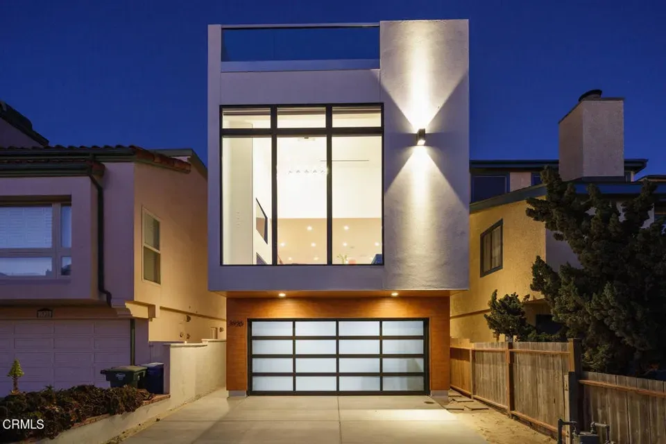 3 Bed 3 Bath Established Contemporary Home in Oxnard, CA
