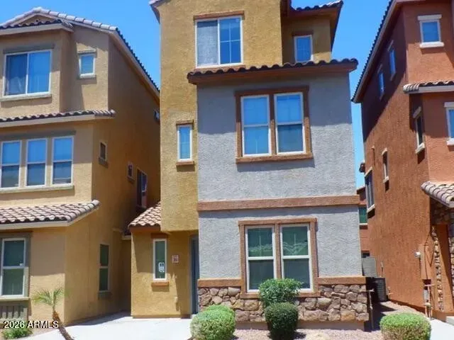 3 Bed 3 Bath Established Contemporary Home in Phoenix, AZ - 1