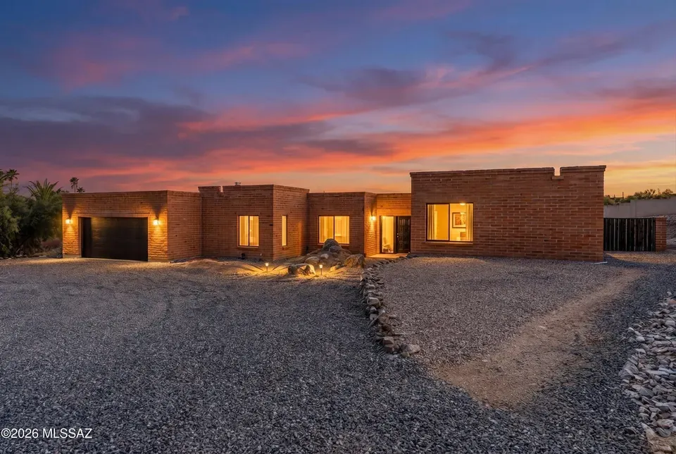 3 Bed 3 Bath Established Mid-Century Residence in Tucson, AZ - 2