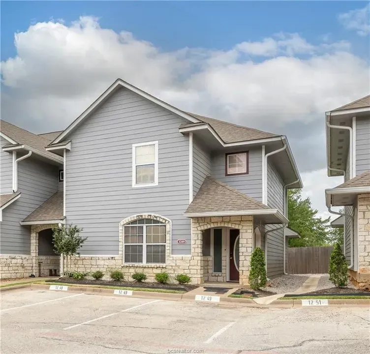 3 Bed 3 Bath Established Multi-Level Townhouse in College Station, TX