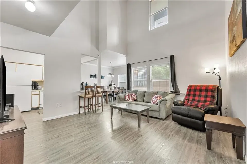 3 Bed 3 Bath Established Multi-Level Townhouse in College Station, TX - 2