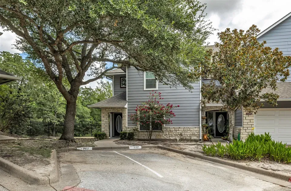 3 Bed 3 Bath Established Multi-Level Townhouse in College Station, TX - 2