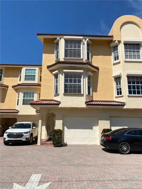 3 Bed 3 Bath Established Multi-Level Townhouse in Hollywood, FL - 1