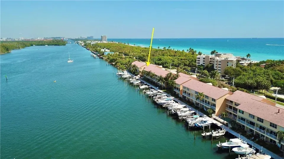 3 Bed 3 Bath Established Multi-Level Townhouse in Hollywood, FL - 3