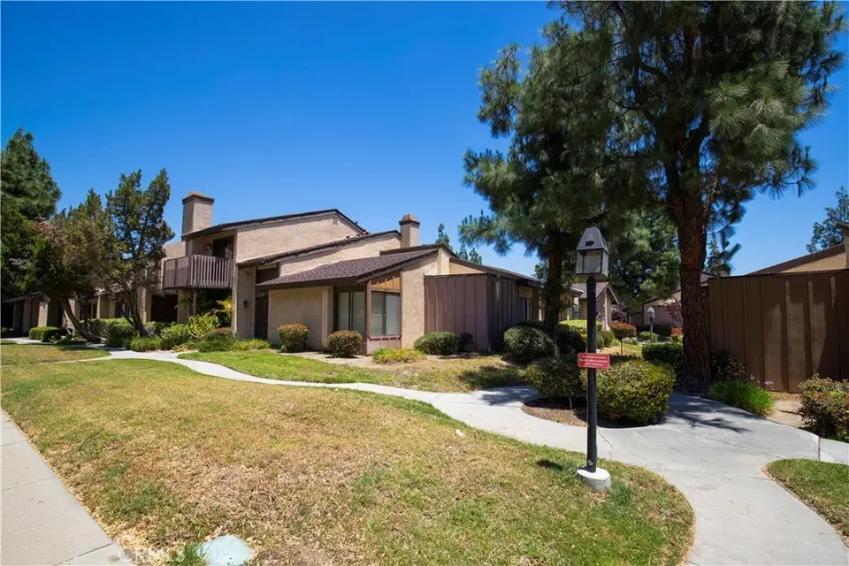 3 Bed 3 Bath Established Multi-Level Townhouse in Los Angeles, CA - 2