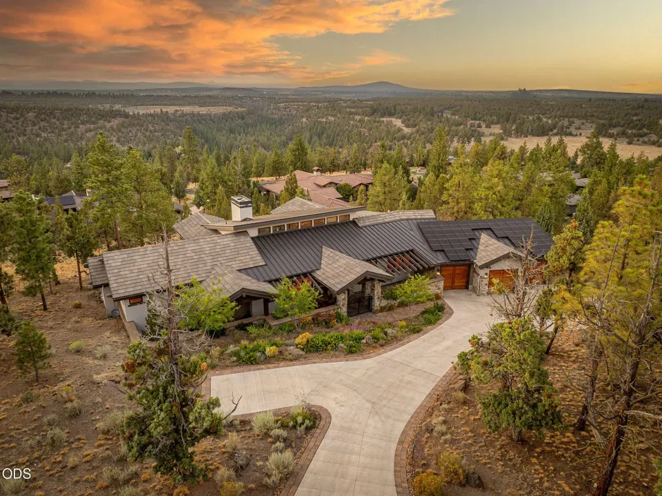 3 Bed 3 Bath Modern Architectural Estate in Bend, OR - 2