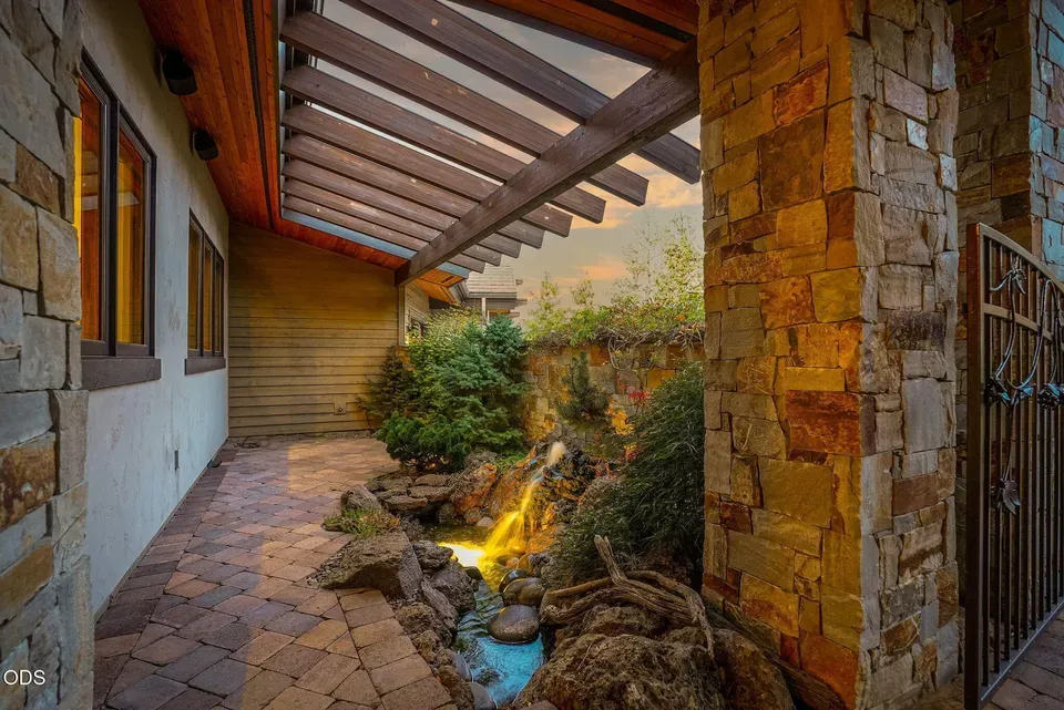 3 Bed 3 Bath Modern Architectural Estate in Bend, OR - 4