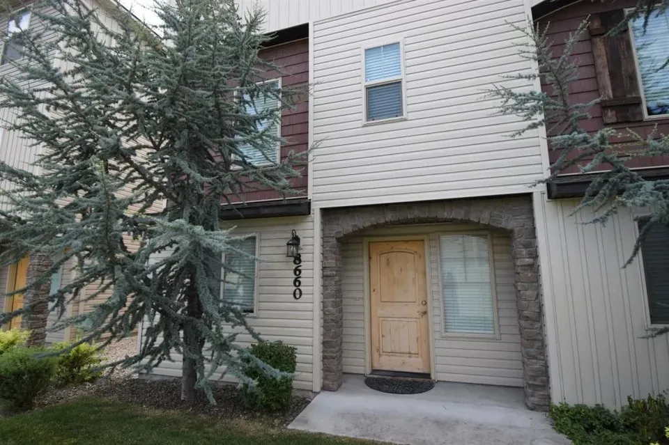 3 Bed 3 Bath Modern Contemporary Residence in Boise, ID