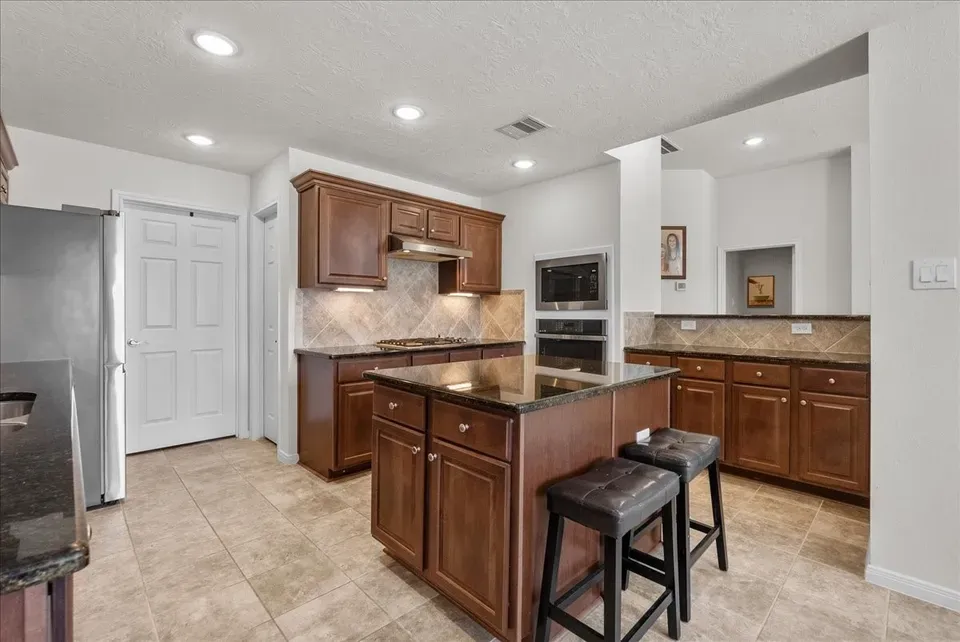 3 Bed 3 Bath Modern Contemporary Residence in League City, TX - 4