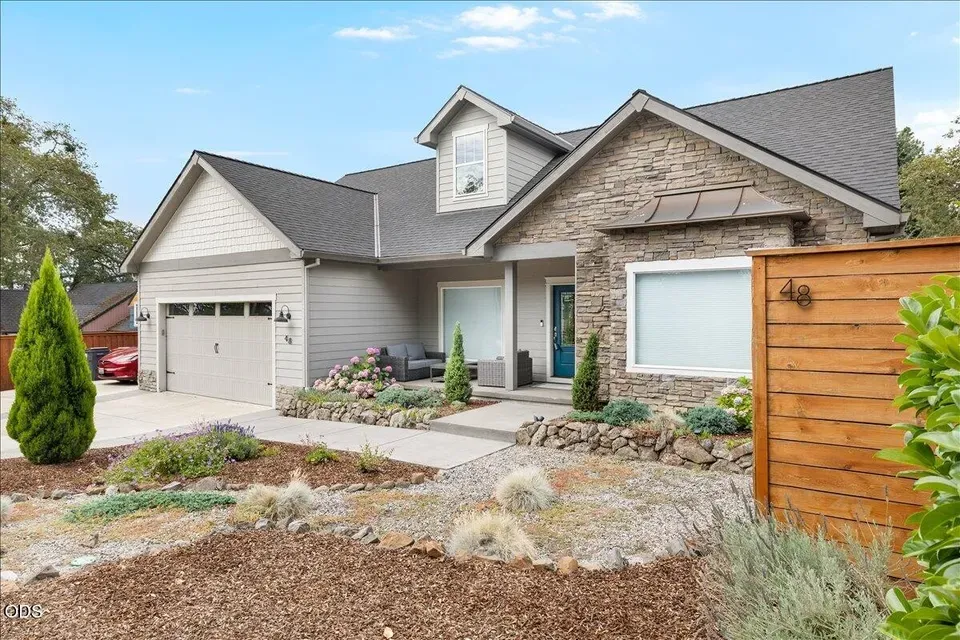 3 Bed 3 Bath Modern Contemporary Residence in Medford, OR - 1