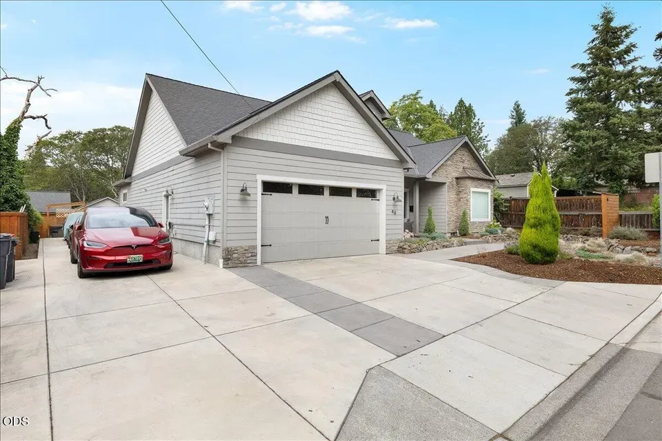 3 Bed 3 Bath Modern Contemporary Residence in Medford, OR - 2