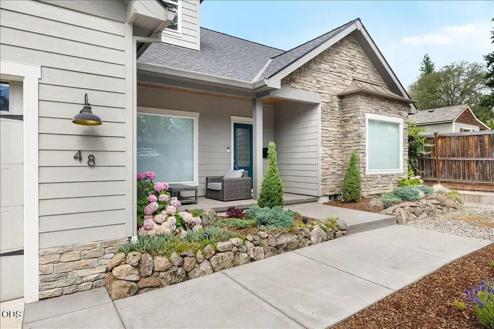 3 Bed 3 Bath Modern Contemporary Residence in Medford, OR - 4
