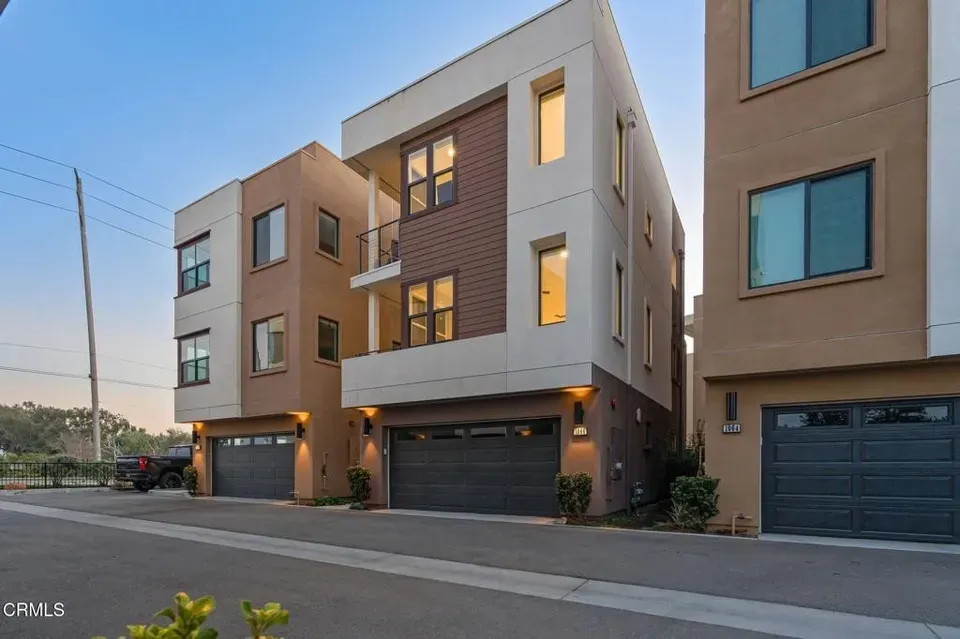 3 Bed 3 Bath Modern Contemporary Residence in Oxnard, CA
