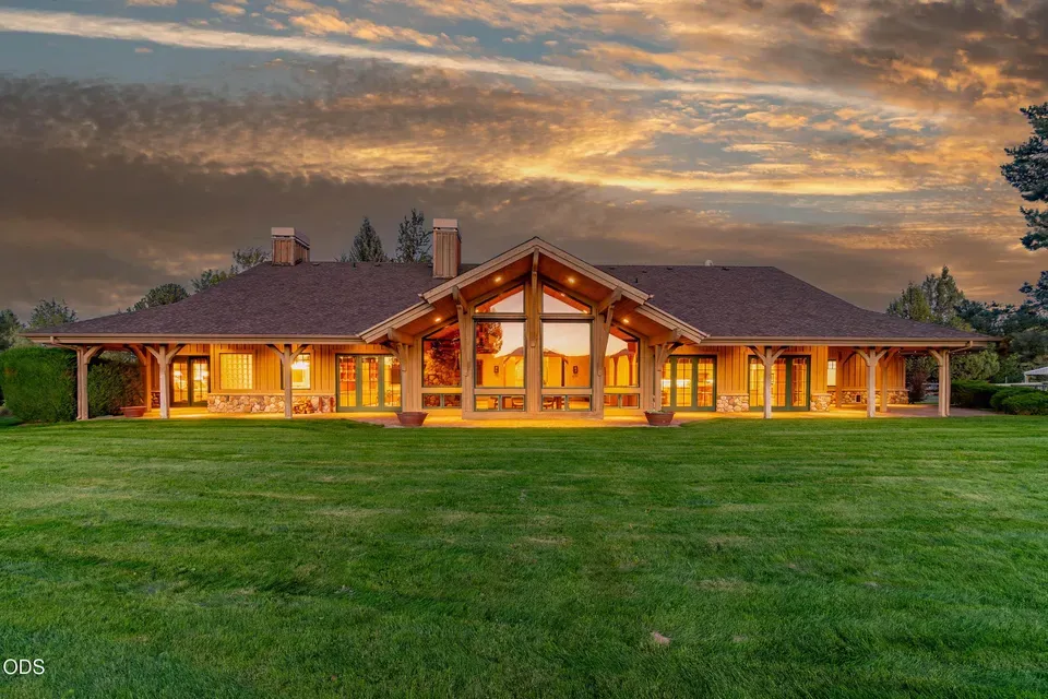 3 Bed 3 Bath Traditional Suburban Family Home in Bend, OR