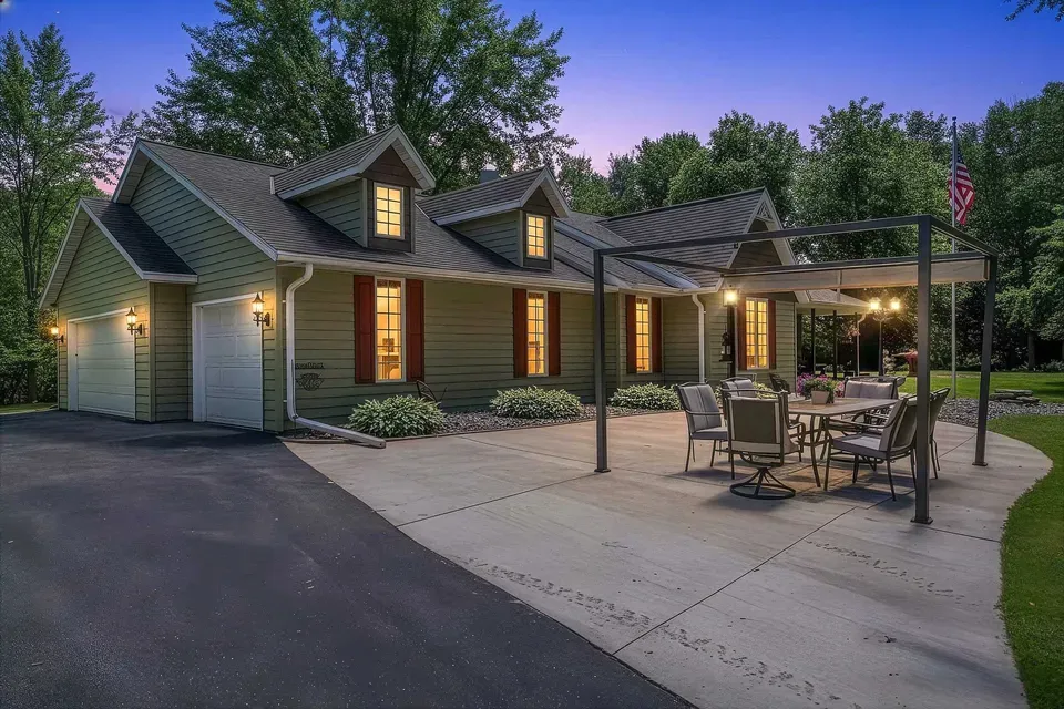 3 Bed 3 Bath Traditional Suburban Family Home in Green Bay, WI - 1