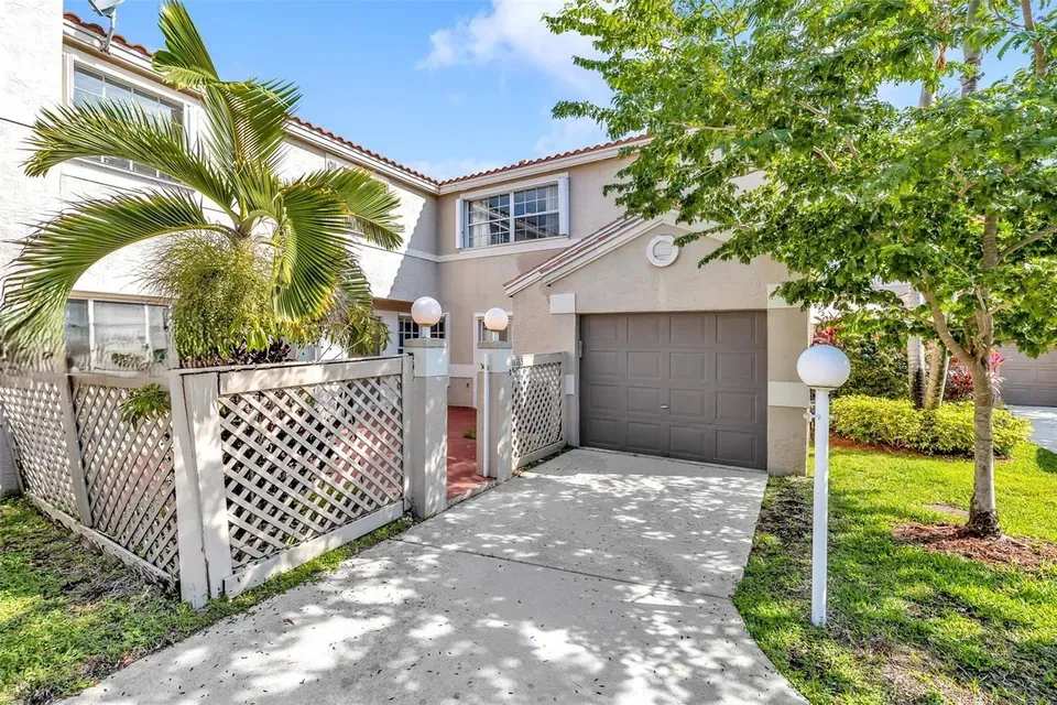 3 Bed 3 Bath Traditional Suburban Family Home in Hollywood, FL - 1