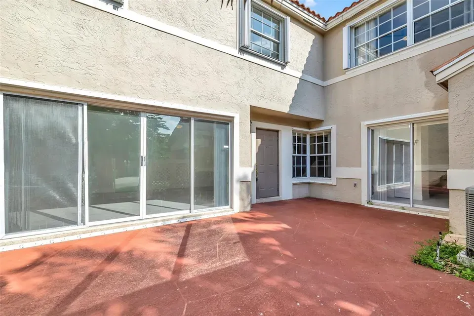3 Bed 3 Bath Traditional Suburban Family Home in Hollywood, FL - 2