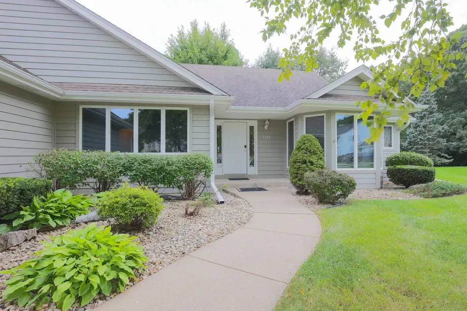 3 Bed 3 Bath Traditional Suburban Family Home in Kenosha, WI - 2