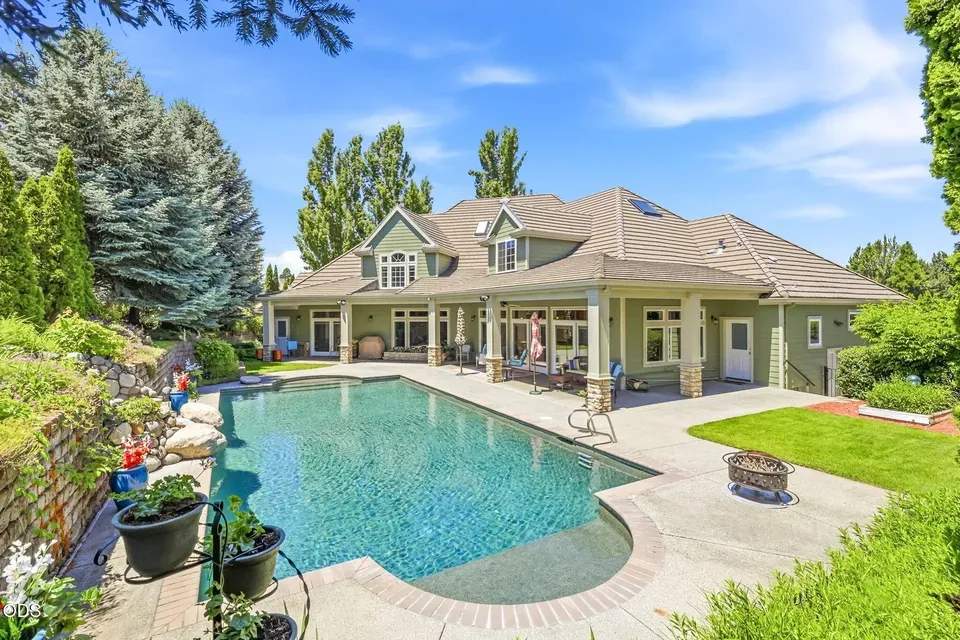 3 Bed 3 Bath Traditional Suburban Family Home in Medford, OR - 1