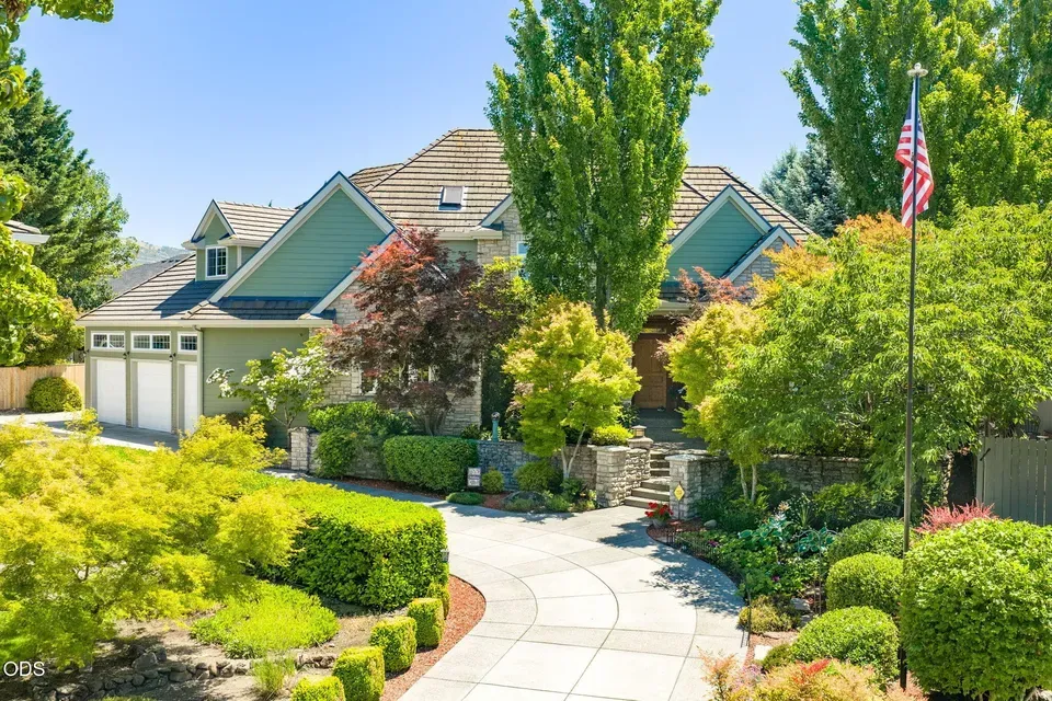 3 Bed 3 Bath Traditional Suburban Family Home in Medford, OR - 2