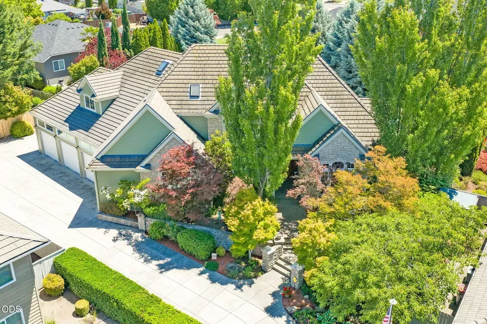 3 Bed 3 Bath Traditional Suburban Family Home in Medford, OR - 3
