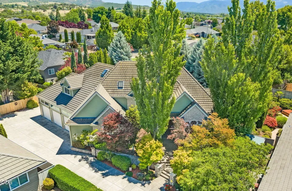 3 Bed 3 Bath Traditional Suburban Family Home in Medford, OR - 4