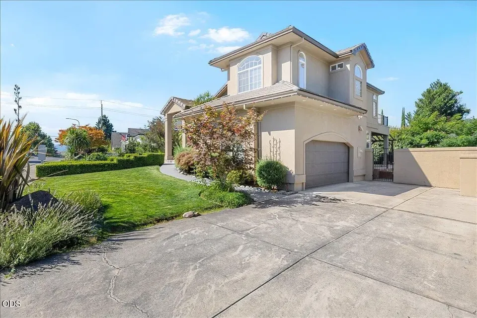 3 Bed 3 Bath Traditional Suburban Family Home in Medford, OR - 1