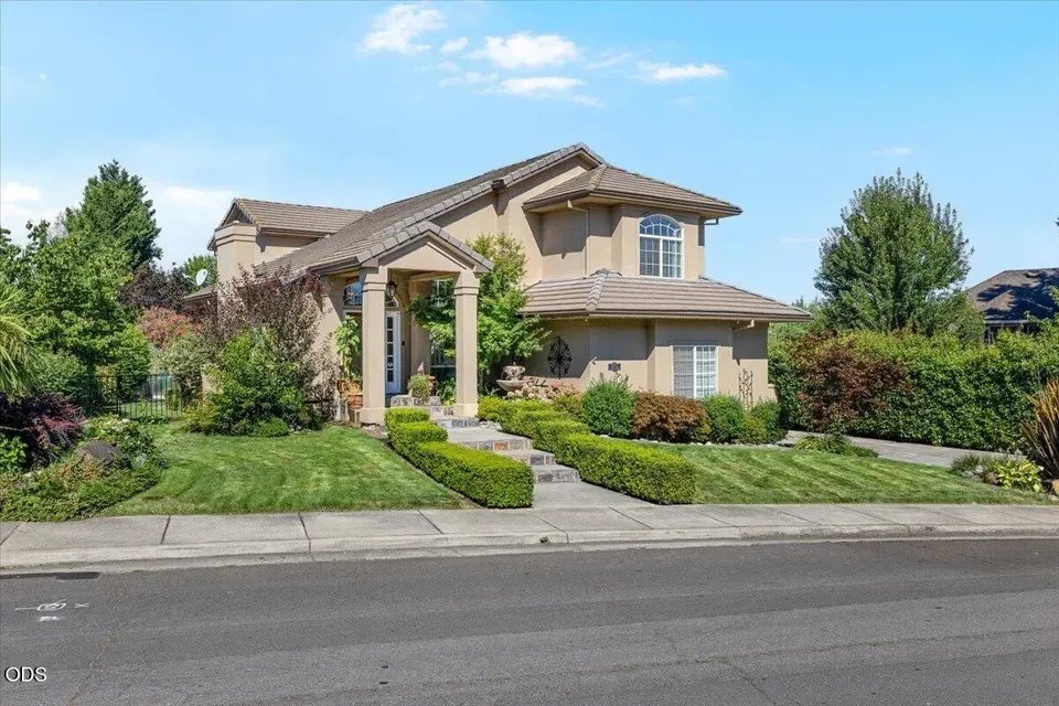 3 Bed 3 Bath Traditional Suburban Family Home in Medford, OR - 2