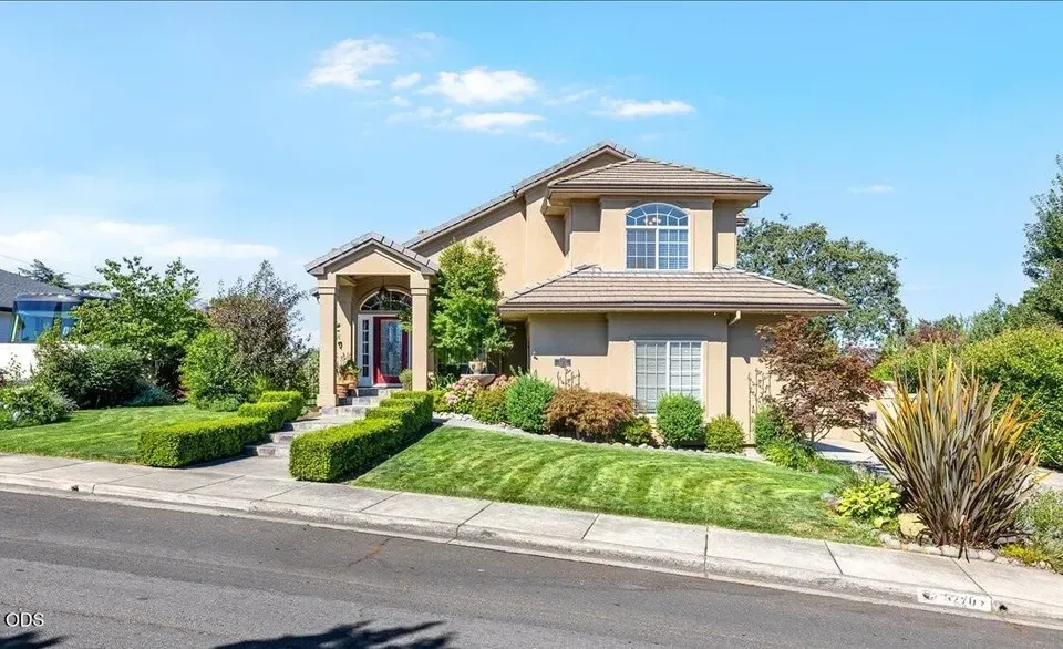 3 Bed 3 Bath Traditional Suburban Family Home in Medford, OR - 3