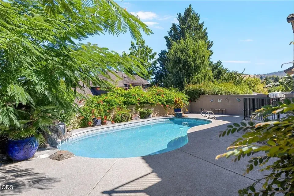 3 Bed 3 Bath Traditional Suburban Family Home in Medford, OR - 4