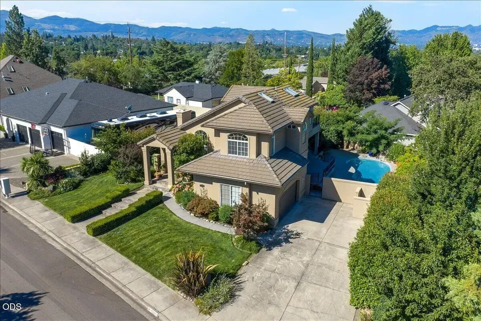 3 Bed 3 Bath Traditional Suburban Family Home in Medford, OR - 5