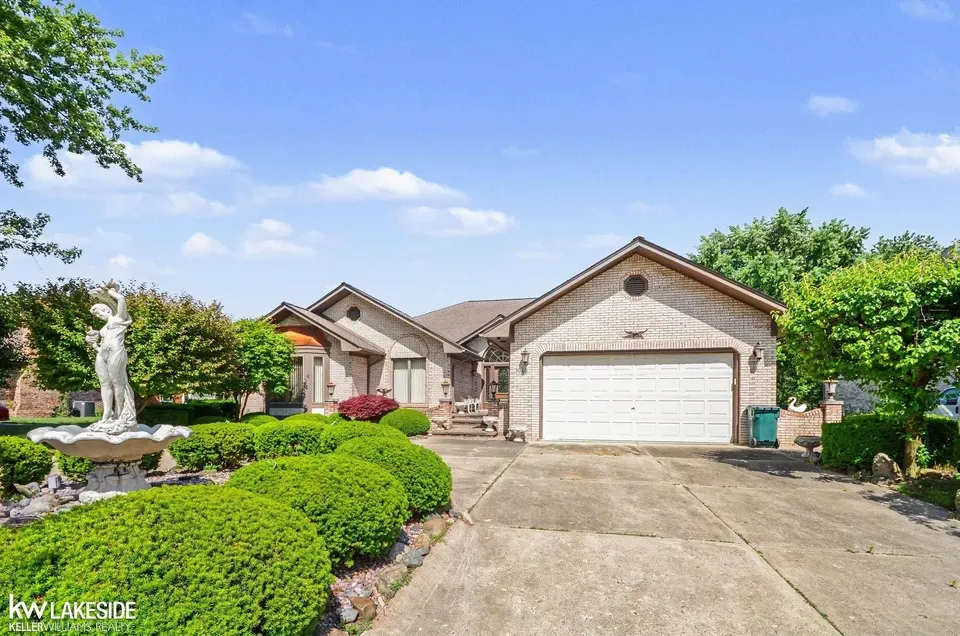 3 Bed 3 Bath Traditional Suburban Family Home in Troy, MI