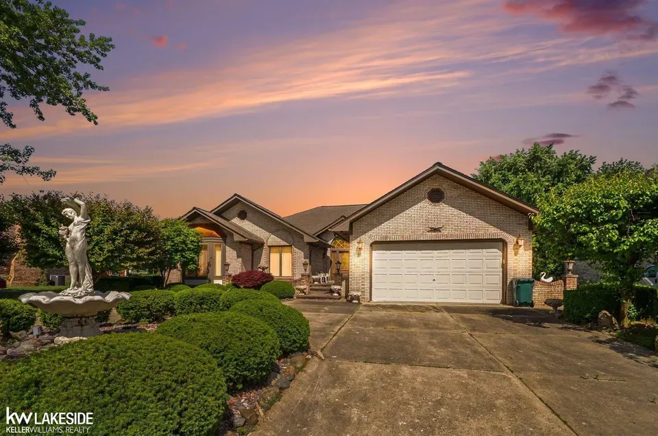 3 Bed 3 Bath Traditional Suburban Family Home in Troy, MI - 4