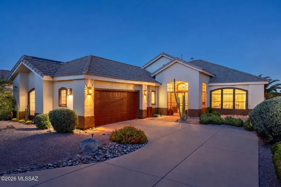 3 Bed 3 Bath Traditional Suburban Family Home in Tucson, AZ - 2