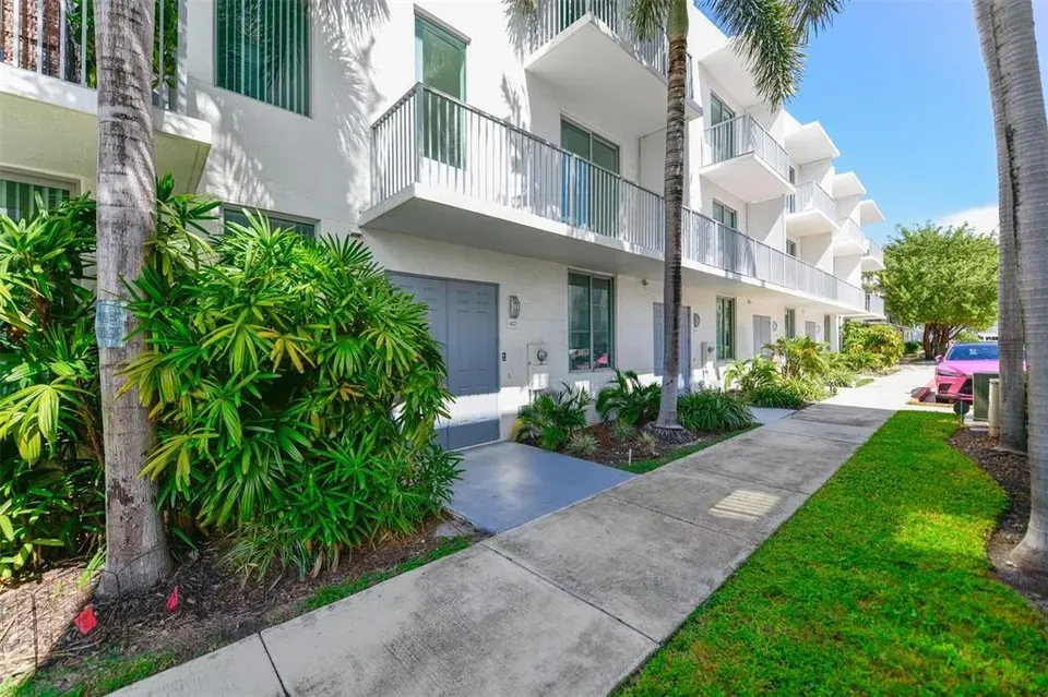 3 Bed 3 Bath Urban Residential Condo in Hollywood, FL - 2