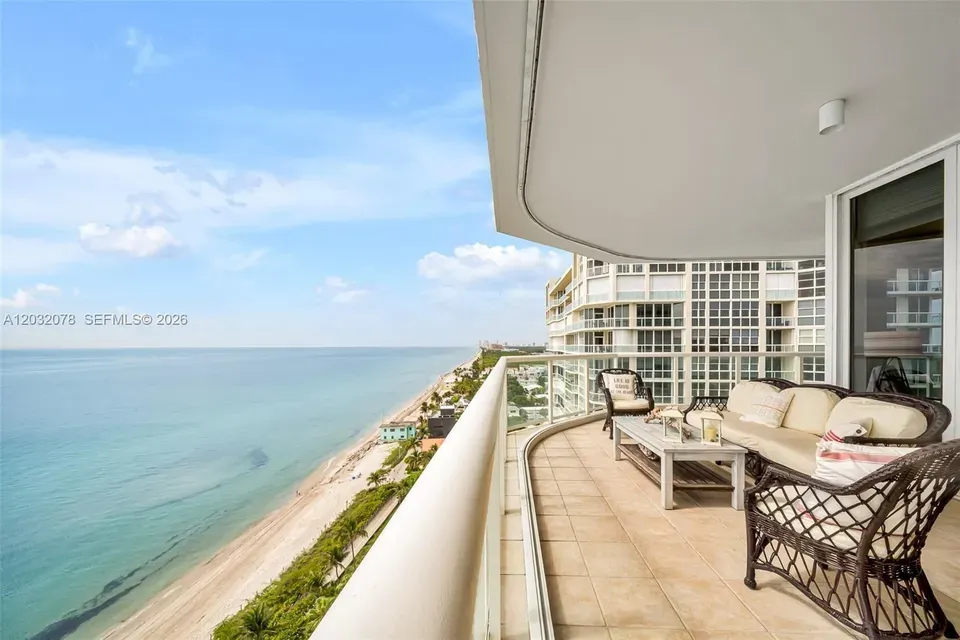 3 Bed 3 Bath Urban Residential Condo in Hollywood, FL