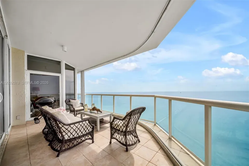 3 Bed 3 Bath Urban Residential Condo in Hollywood, FL - 3