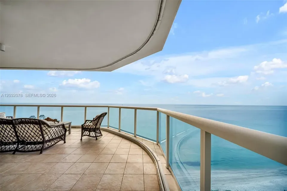 3 Bed 3 Bath Urban Residential Condo in Hollywood, FL - 4